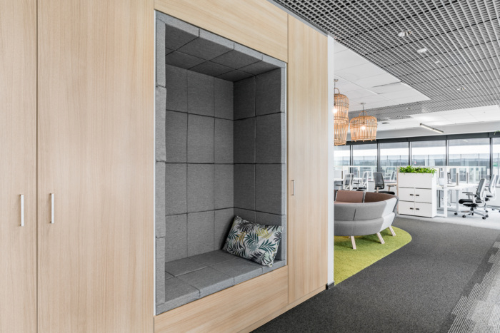 創(chuàng)意辦公空間過道裝修設(shè)計效果圖